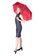 Frau genießt unter rotem Schirm den Sommerregen