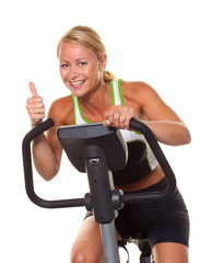 Frau beim Training für Ausdauer auf Ergometer.