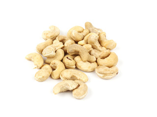 cashew kerne auf weissem hintergrund