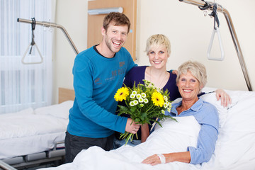 patientin mit besuch im krankenhaus