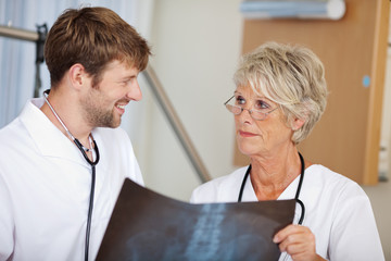 ärztin mit assistent im krankenhaus