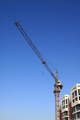 Fototapeta na wymiar high-rise building and crane