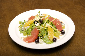 Salad made of citrus, grape and cheese