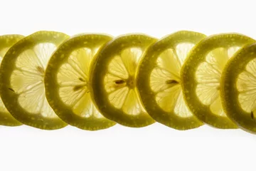 Poster Im Rahmen Reihe von Zitronenscheiben mit weißem Hintergrund © portokalis