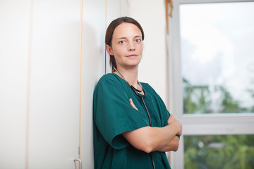 müde ärztin im krankenhaus