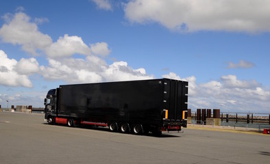 Schwartz -Lkw in den Hafen