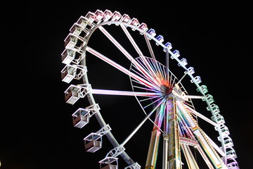 Ein schönes Riesenrad bei Nacht