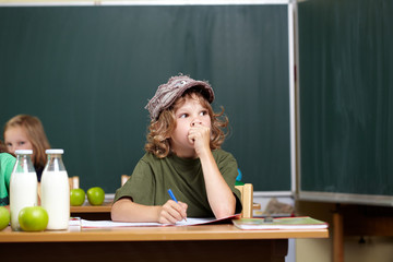 Junge in der Grundschule
