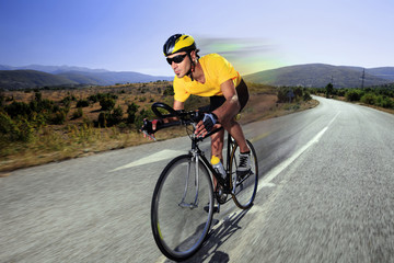 Fototapeta na wymiar Rowerzysta jedzie na rowerze na otwartej drodze