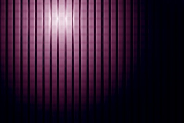 lumière sur fond abstrait rayé violet.