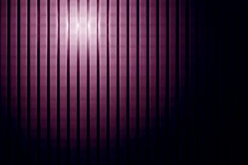 Crédence de cuisine en verre imprimé Lumière et ombre lumière sur fond abstrait rayé violet.