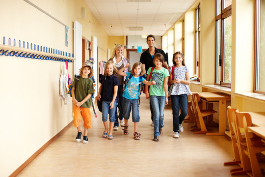 Grundsch&uuml;ler auf Flur