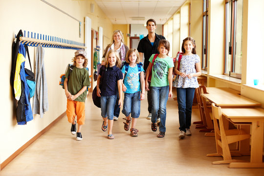 Grundsch&uuml;ler auf Flur