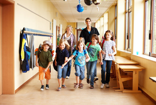Grundsch&uuml;ler auf Flur