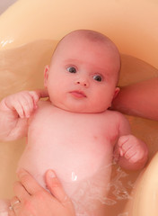 joli bébé dans son bain