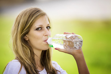 Frau trinkt Wasser