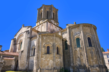 Fototapeta na wymiar Francja, 85; Vouvant: romański kościół