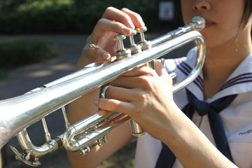 Obraz premium トランペットを吹く女子高生