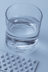 tabletten mit wasserglas 4