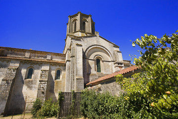 Fototapeta na wymiar Francja, 85; Vouvant: romański kościół