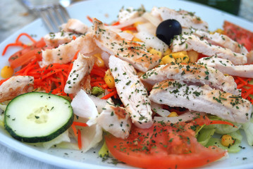 ENSALADA MEDITERRÁNEA CON POLLO