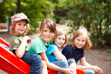 Kinder rutschen