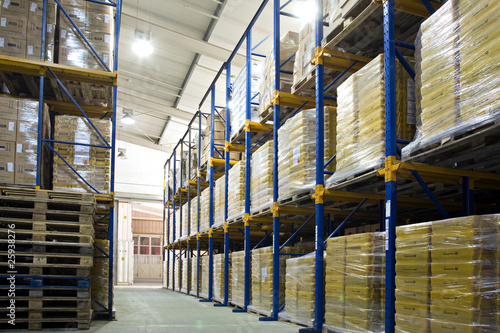 "Lagerhalle" Stockfotos und lizenzfreie Bilder auf Fotolia.com - Bild