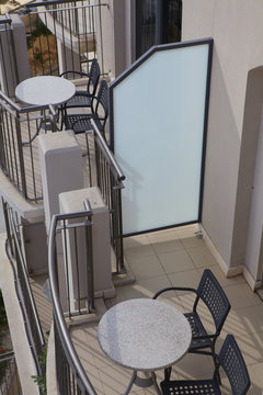 balcone con tavolo