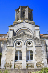 Fototapeta na wymiar Francja, 85; Vouvant:; romański kościół