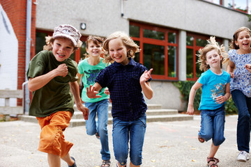 Kinder laufen auf Schulhof