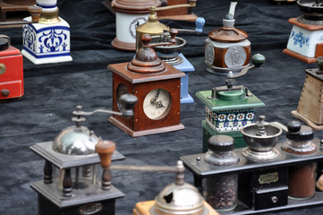 mlynek do kawy z zegarem