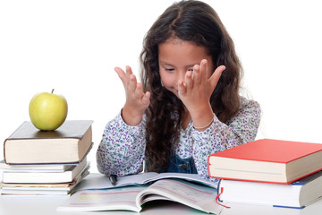 Mädchen lernt für Schule