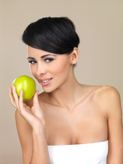 Obraz na płótnie Canvas Portrait of beautiful woman, she holding green apple