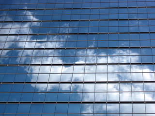 Fototapeta premium Glass wall with the reflection of sky