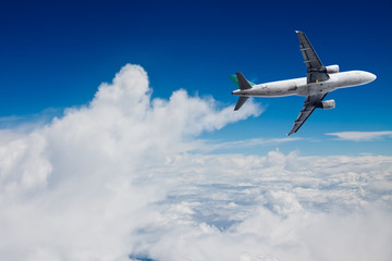 Fototapeta na wymiar samolot z niebieskim tle nieba.