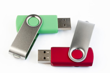 zwei USB Sticks in rot und grün