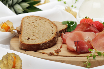 Brotzeit mit Schinken, Früchten und Wein
