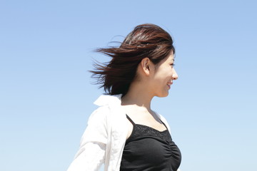 海と女性