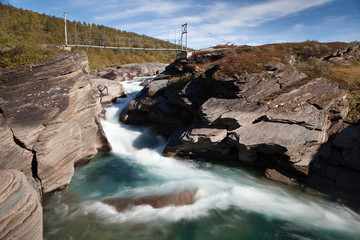 Brücke über einen wilden fluss in Laponia 2010