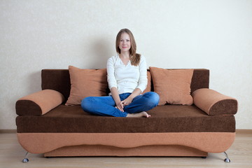 Obraz na płótnie Canvas woman with laptop on the sofa