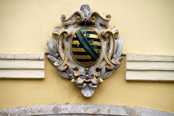Wappen an einem Haus in Königstein (Sachsen)