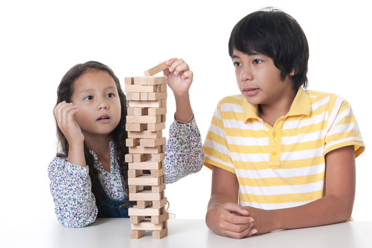 Kinder spielen