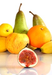 Feigenhälfte vor Obst