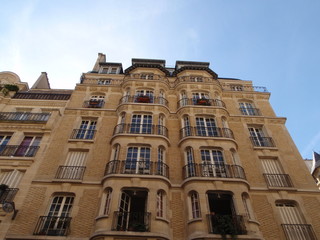 Fototapeta na wymiar Façade d'immeuble de standing dans la quartier de Passy à Paris