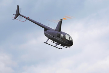 Hubschrauber mit drehendem Rotor im Flug © photowahn