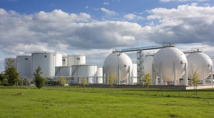 Photo sur Plexiglas Bâtiment industriel Oil storage tanks