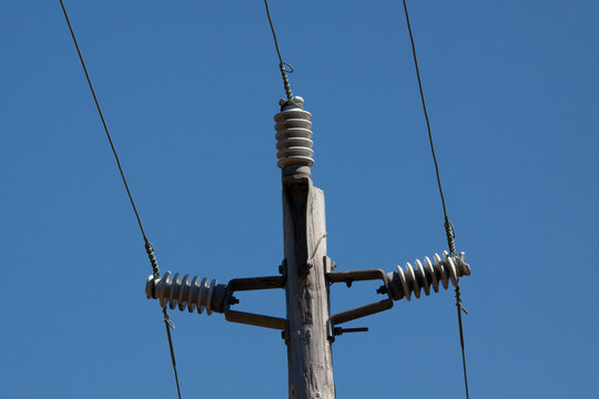 alter Holz - Strommast mit Isolatoren