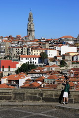 Obraz premium tourist taking picture of Porto