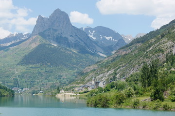 Fototapeta na wymiar Foratata i Lanuza zbiornik, Pireneje