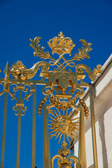 Fototapeta na wymiar Szczegół złote drzwi Pałacu Wersalskiego. Francja